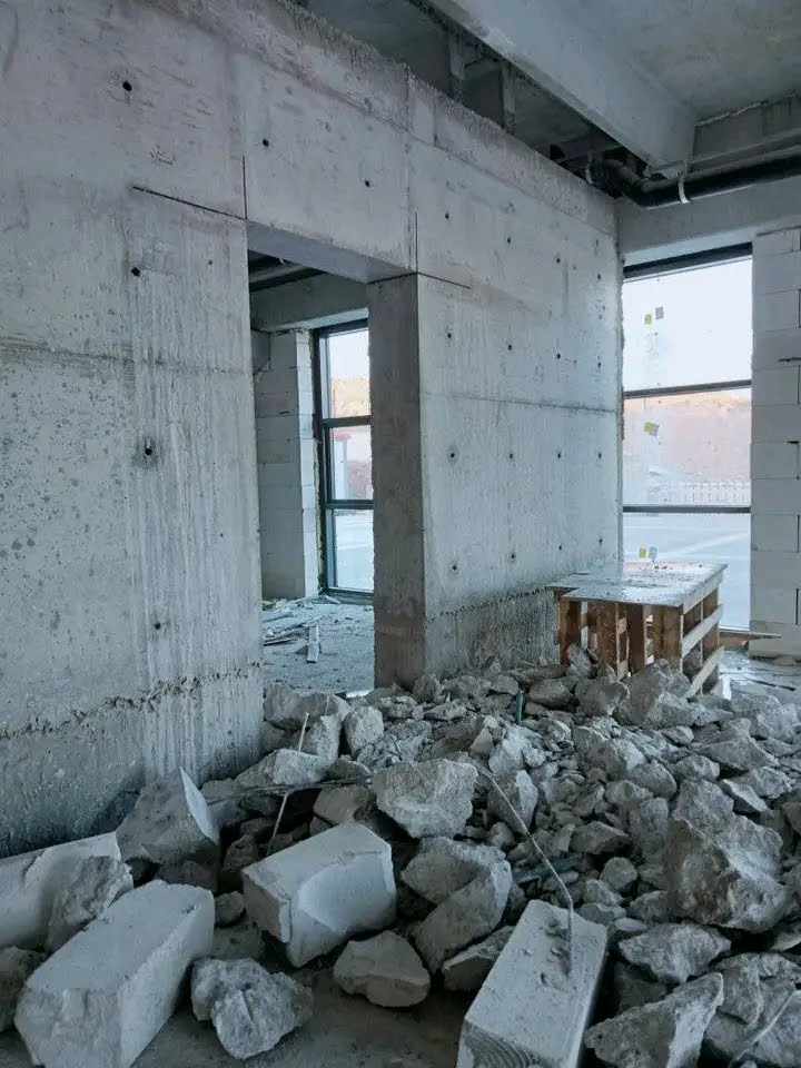 Duvar kesme ile açılan geçiş boşluğu ve çıkarılan beton parçalar
