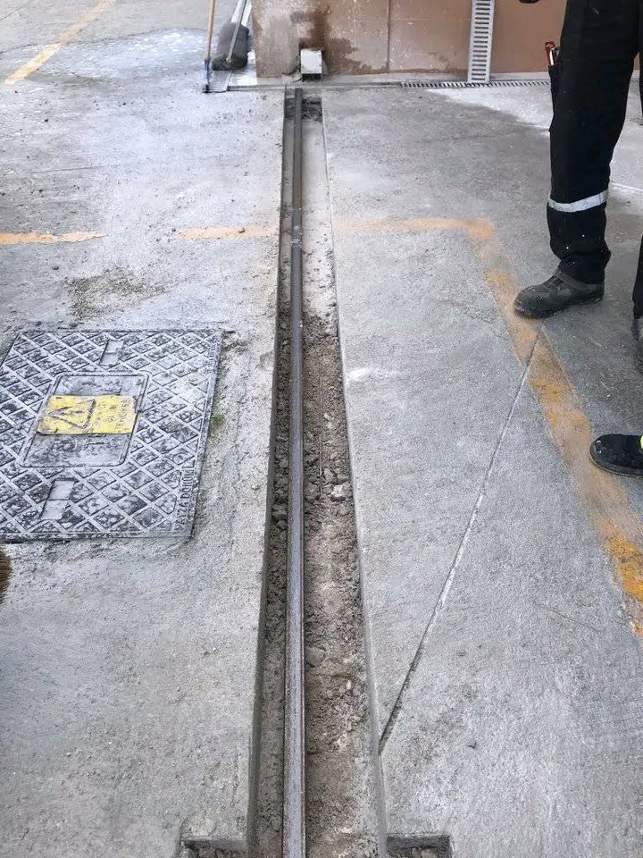 Kesilerek açılmış tesisat kanalı ve düzgün kesim hattı